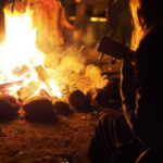 mit Familie am Feuer